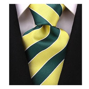 Peut inclure: Une cravate ray&eacute;e jaune et verte. La cravate est en mati&egrave;re soyeuse et pr&eacute;sente un motif de rayures diagonales.