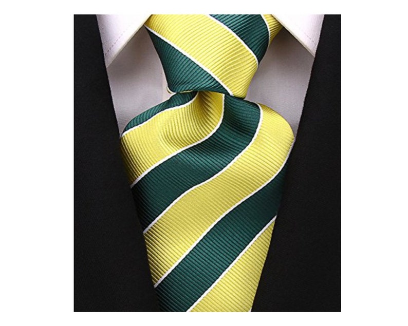 Peut inclure: Une cravate ray&eacute;e jaune et verte. La cravate est en mati&egrave;re soyeuse et pr&eacute;sente un motif de rayures diagonales.