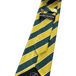 Peut inclure: Une cravate ray&eacute;e verte et or avec une &eacute;tiquette noire qui indique "scott allan collection.com" et "scott allan collection" en bas.