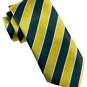 Peut inclure: Une cravate ray&eacute;e vert fonc&eacute; et or. La cravate a un design classique et est parfaite pour les occasions formelles.