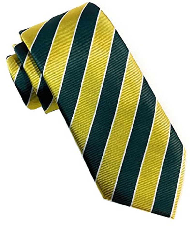 Peut inclure: Une cravate ray&eacute;e vert fonc&eacute; et or. La cravate a un design classique et est parfaite pour les occasions formelles.