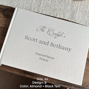 K&ouml;nnte beinhalten: Ein wei&szlig;es G&auml;stebuch im A4-Format mit schwarzem Text. Auf dem Einband steht "The Carlyle's Scott and Bethany" mit "Doxford Barns 19.06.25" darunter. Das Design ist B, mit mandelfarbener Farbe und schwarzem Text.