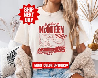 ライトニング・マックィーン シャツ、ルステズ カーズ シャツ、ラジエーター・スプリングス シャツ、ヴィンテージ ライトニング・マックィーン シャツ、ディズニー ファミリー バケーション シャツ、マックィーン