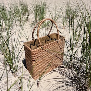 Bolsa de playa de ratán hecha a mano