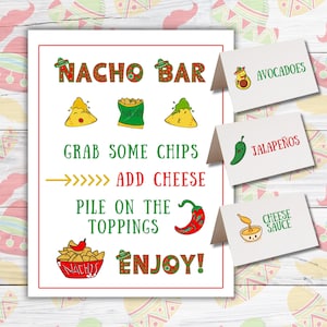 Puede incluir: Una taza de cerámica blanca con un asa negra y el texto "But First, Coffee" en negro, en negrita. La taza está sobre una superficie blanca.