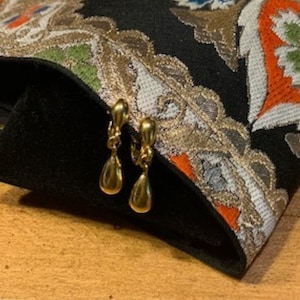 Vintage Trifari Gold Tone Drop Clip On Earrings