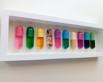 チルピル、ピルアート、ポップアート彫刻、各種ピル、カラフルな壁掛け、マキシマリストウォールアート、ギャラリーウォール、本棚、装飾品