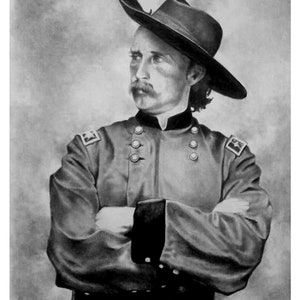 Peut inclure: Un dessin en noir et blanc d'un homme en uniforme militaire portant un chapeau à large bord. Il a une moustache et regarde vers la gauche. Le dessin est réalisé dans un style réaliste.