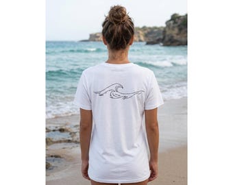 T-shirt minimalista con stampa a onde / Abbigliamento da spiaggia unisex / Maglietta bianca da surf con design sul retro / Regalo per gli amanti dell'oceano