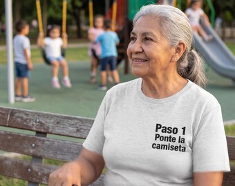 Camiseta divertida en español / Paso 1 Ponte la Camiseta / Camiseta con cita humorística en español / Top minimalista con bolsillo gráfico / Regalo divertido para el abuelito