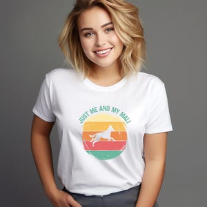 Hondenliefhebber T-shirt, Just Me and My Mali-T-shirt, uniseks suède T-shirt voor dierenliefhebbers, cadeau voor hondenbezitters, vrijetijdskleding, perfect voor hondenbezitter