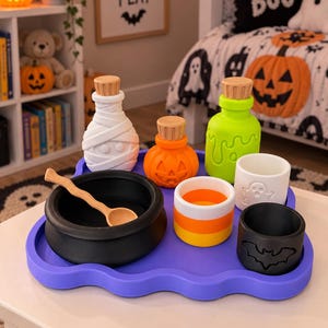 Peut inclure: Un plateau ondulé violet contenant un chaudron noir avec une cuillère en bois, une bouteille momie blanche, une bouteille citrouille orange, une bouteille slime vert néon, une tasse bonbon maïs, une tasse fantôme blanche et une tasse chauve-souris noire.