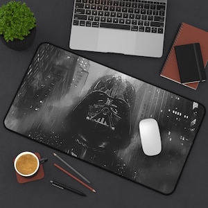 Könnte beinhalten: Schwarze und weiße Mauspad mit einer Nahaufnahme von Darth Vaders Helm in einer regnerischen Stadtkulisse.