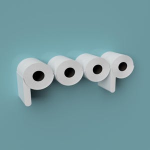Op de afbeelding: Vier rollen wit toiletpapier op een witte houder tegen een blauwgroene achtergrond. De rollen zijn in een rij gerangschikt, met het papier zichtbaar in het midden van elke rol. De houder heeft een eenvoudig, modern ontwerp.