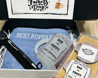 Cesta de regalo personalizada con diseño de amapola: toalla, taza y posavasos para coche bordados.