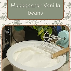 Puede incluir: Un cuenco blanco lleno de una sustancia esponjosa similar a la crema batida. El texto "Tallow Fluff" e "Infused with Madagascar Vanilla beans" se muestra encima del cuenco. Se ve una batidora azul claro y una cuchara de madera.