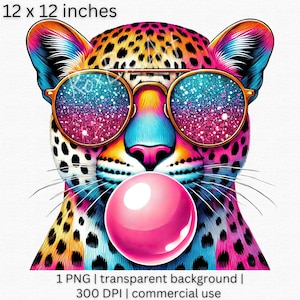 Può includere: Un leopardo colorato con pelliccia rosa e blu che indossa occhiali da sole scintillanti e soffia una bolla rosa. Lo sfondo è bianco.