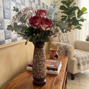 Woondecoratie: handgemaakte houten bloemenvaas, decoratieve vaas met gesneden bloemen voor de woonkamer, rustieke houten tafeldecoratie, housewarming cadeau