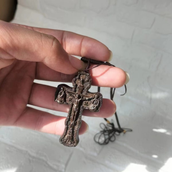 Collar de cruz de sándalo hecho a mano, colgante de cruz de madera tallada a mano, collar cristiano, regalo para él o ella