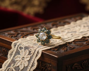 Anillo solitario de ágata musgosa y piedra lunar, chapado en oro vermeil de 18k y plata de ley.