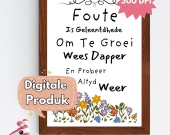 Op de afbeelding: Een printbare digitale kunstprint met een witte achtergrond en zwarte tekst die "Foute Is Geleenthede Om Te Groei Wees Dapper En Probeer Altyd Weer" luidt. De tekst wordt omringd door een bloemige rand. De print is ingelijst in een bruin houten lijst en wordt getoond op een wit oppervlak met een roze vaas en een roze-wit gestreept giraffenknuffel.