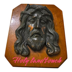 Antieke houten muurplaquette met bronzen hoofd van Jezus Christus erop Cadeau Heilige Land Jeruzalem