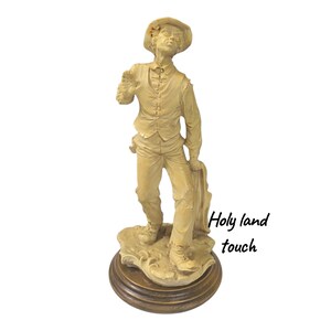 Estatueta vintage italiana de vagabundo, grande, 30 cm, em resina, sobre base de madeira. Escultura rústica de meados do século XX, estilo estudo de personagem. Ideal para decoração de casa ou como presente.