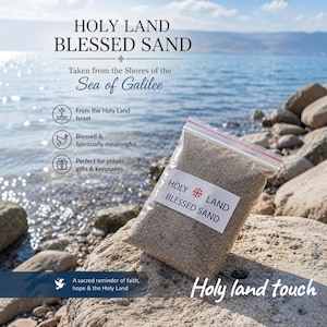 Könnte beinhalten: Ein durchsichtiger, wiederverschließbarer Plastikbeutel gefüllt mit hellbraunem Sand, mit einem weißen Etikett, auf dem HOLY LAND BLESSED SAND und ein rotes Kreuzsymbol stehen. Der Text auf der Verpackung umfasst HOLY LAND BLESSED SAND und Holy land touch.