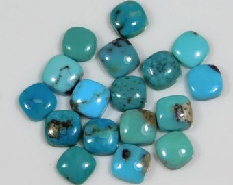 Puede incluir: Colección de piedras preciosas de turquesa de corte cuadrado en varios tonos de azul y verde. Las piedras pulidas tienen un acabado brillante y algunas muestran patrones de matriz natural. Las piedras preciosas están dispuestas sobre una superficie blanca.