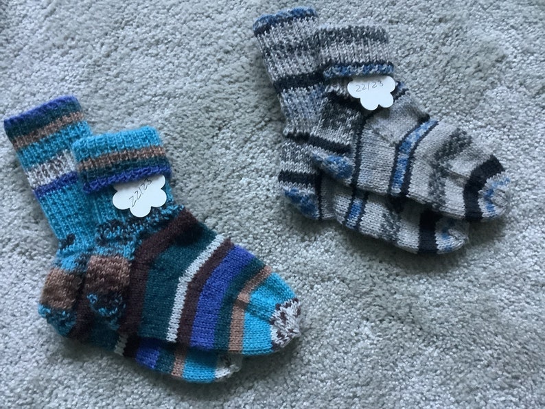 Gestrickte Socken, Kleinkindersocken, Geschenkidee, Geburtstag Bild 1