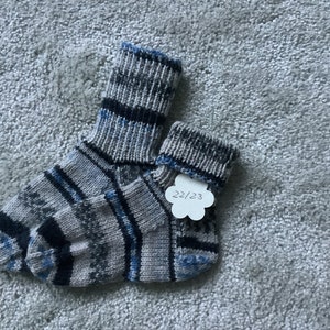 Gestrickte Socken, Kleinkindersocken, Geschenkidee, Geburtstag Graubunt