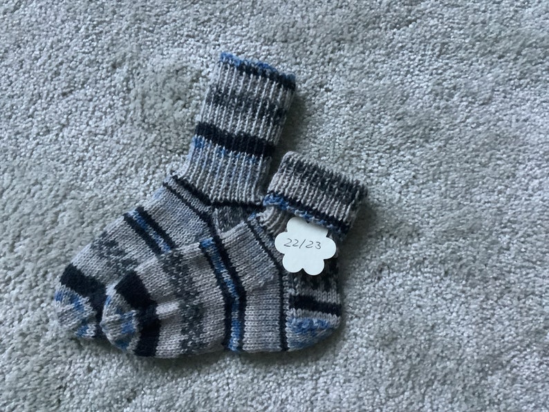 Gestrickte Socken, Kleinkindersocken, Geschenkidee, Geburtstag Graubunt