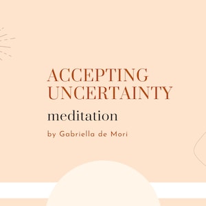 Puede incluir: Un fondo de color melocotón con un texto superpuesto en marrón que dice "ACCEPTING UNCERTAINTY meditation by Gabriella de Mori". También se puede ver una luna creciente estilizada con rayos de sol y un dibujo lineal de una persona.