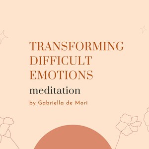 Op de afbeelding: Een perzikkleurige achtergrond met een bruine tekstoverlay die "TRANSFORMING DIFFICULT EMOTIONS meditation by Gabriella de Mori" luidt. De tekst wordt omringd door gestileerde bloemen en sterren.