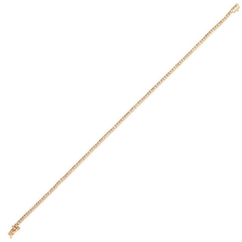 Puede incluir: Un collar de cadena de oro con un dise&ntilde;o delicado y brillante.