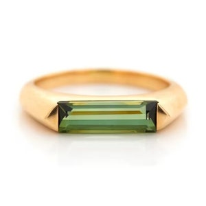 Könnte beinhalten: Ein goldener Ring mit einem rechteckigen grünen Edelstein in der Mitte.