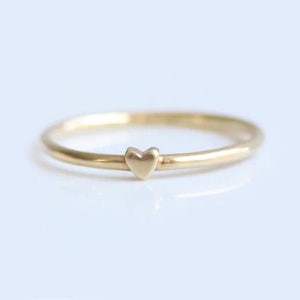 Anillo de corazón de oro macizo de 14 quilates, anillo de oro, anillo fino, anillo delicado, anillo de corazón de amor, anillo de promesa, anillo minimalista, anillo de corazón, anillo para mejor amiga