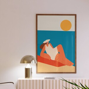 Impresión de mujer en una playa, arte de pared de estilo retro minimalista, chica de verano, diosa de la playa, confianza en el cuerpo, cartel de verano, dama con curvas, arte digital
