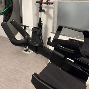 Pode incluir: Um conjunto de extensões de guiador de triatlo para bicicleta em preto, com punhos texturizados, um suporte central para ciclocomputador e um suporte para garrafa lateral. Inclui um apoio de braço almofadado com superfície em grelha.