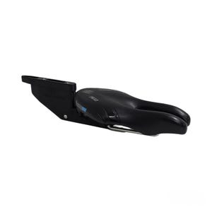 Könnte beinhalten: Ein schwarzer Fahrradsattel, der an einer schwarzen Montagehalterung befestigt ist. Der Sattel hat eine konturierte, ergonomische Form mit einer mittigen Aussparung und dem Schriftzug ISM an der Seite. Das Befestigungssystem umfasst Metallschienen.