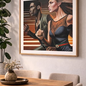 Puede incluir: Una impresión de arte mural rectangular enmarcada que presenta una pintura estilizada de dos figuras en movimiento. La composición muestra a una persona con un chaleco oscuro y a otra con un top negro con escote de malla y un cinturón con hebilla dorada, sobre un fondo de rayas de luz horizontales naranjas y marrones.