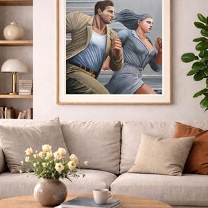 Puede incluir: Una impresión artística enmarcada que muestra una ilustración estilizada de dos figuras corriendo una al lado de la otra. La persona de la izquierda viste un blazer beige sobre una camisa blanca, mientras que la de la derecha lleva un vestido azul.
