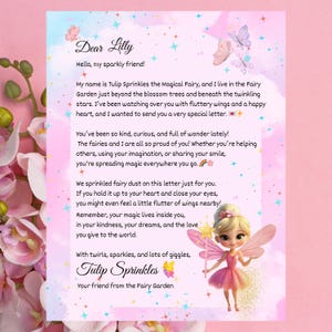 Peut inclure: Lettre adressée à "Dear Lilly" de "Tulip Sprinkles" la fée magique, avec une illustration de fée avec des ailes roses et une baguette. La lettre est décorée de papillons et d'étoiles, avec un fond aquarelle rose et bleu.