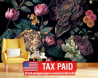 Può includere: Una vivace carta da parati floreale con grandi fiori stilizzati nei toni del rosa, oro e verde su uno sfondo nero. Una poltrona gialla con un cuscino bianco è posizionata davanti alla carta da parati. Il testo "TAX PAID" è visibile.