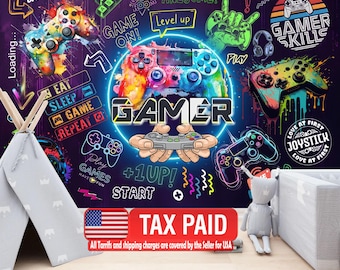 Może przedstawiać: Żywy mural o tematyce gracza z kolorową grafiką kontrolera, słowem "GAMER" pogrubioną czcionką i frazami takimi jak "Game On" i "Level Up". Projekt zawiera tipi i pluszaka.