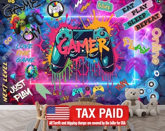 Może przedstawiać: Żywy mural o tematyce gier w stylu graffiti. Grafika zawiera duży kontroler z napisem "GAMER" oraz frazy takie jak "Eat, Play, Sleep, Repeat" i "Just Play". Paleta kolorów jest jasna, z plamami niebieskiego, różowego i żółtego.