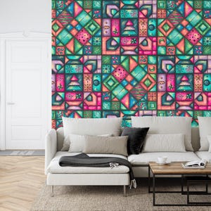 K&ouml;nnte beinhalten: Buntes geometrisches Tapetenmuster mit einem Mosaik aus Quadraten und Rechtecken in T&uuml;rkis, Rosa, Orange und Gr&uuml;n. Das Design umfasst verschiedene Formen und Muster und schafft eine lebendige Wandverkleidung. Die Tapete ist an einer Wand hinter einem wei&szlig;en Sofa angebracht.