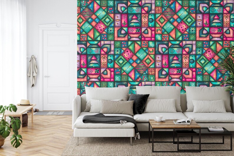 K&ouml;nnte beinhalten: Buntes geometrisches Tapetenmuster mit einem Mosaik aus Quadraten und Rechtecken in T&uuml;rkis, Rosa, Orange und Gr&uuml;n. Das Design umfasst verschiedene Formen und Muster und schafft eine lebendige Wandverkleidung. Die Tapete ist an einer Wand hinter einem wei&szlig;en Sofa angebracht.