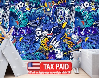 Könnte beinhalten: Ein lebendiges blaues Graffiti-Wandbild mit Cartoon-Figuren, Musiknoten und dem Wort "Just" in fetter Schrift. Das Design enthält Elemente wie Gitarren, Skateboards und Fußbälle. Ein rotes Schild mit dem Text "TAX PAID" ist sichtbar.