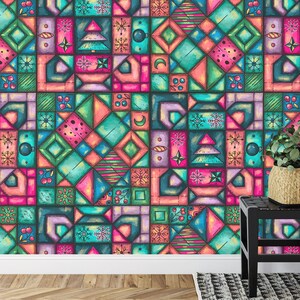 K&ouml;nnte beinhalten: Bunte geometrische Tapete mit einem sich wiederholenden Muster aus Quadraten und Rechtecken in T&uuml;rkis, Rosa, Lila und Orange. Das Design umfasst Weihnachtsb&auml;ume, Schneeflocken und andere festliche Formen. Ein kleiner schwarzer Tisch und eine Pflanze in einem geflochtenen Korb.